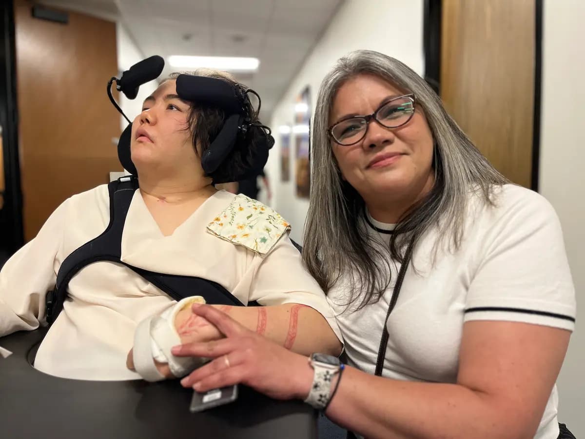 Patti Fox (derecha), con su hija Carissa-Aspens, de 23 años, quien quedó gravemente herida tras ser atropellada por una conductora inmigrante ilegal en 2022. (Allan Stein/The Epoch Times)