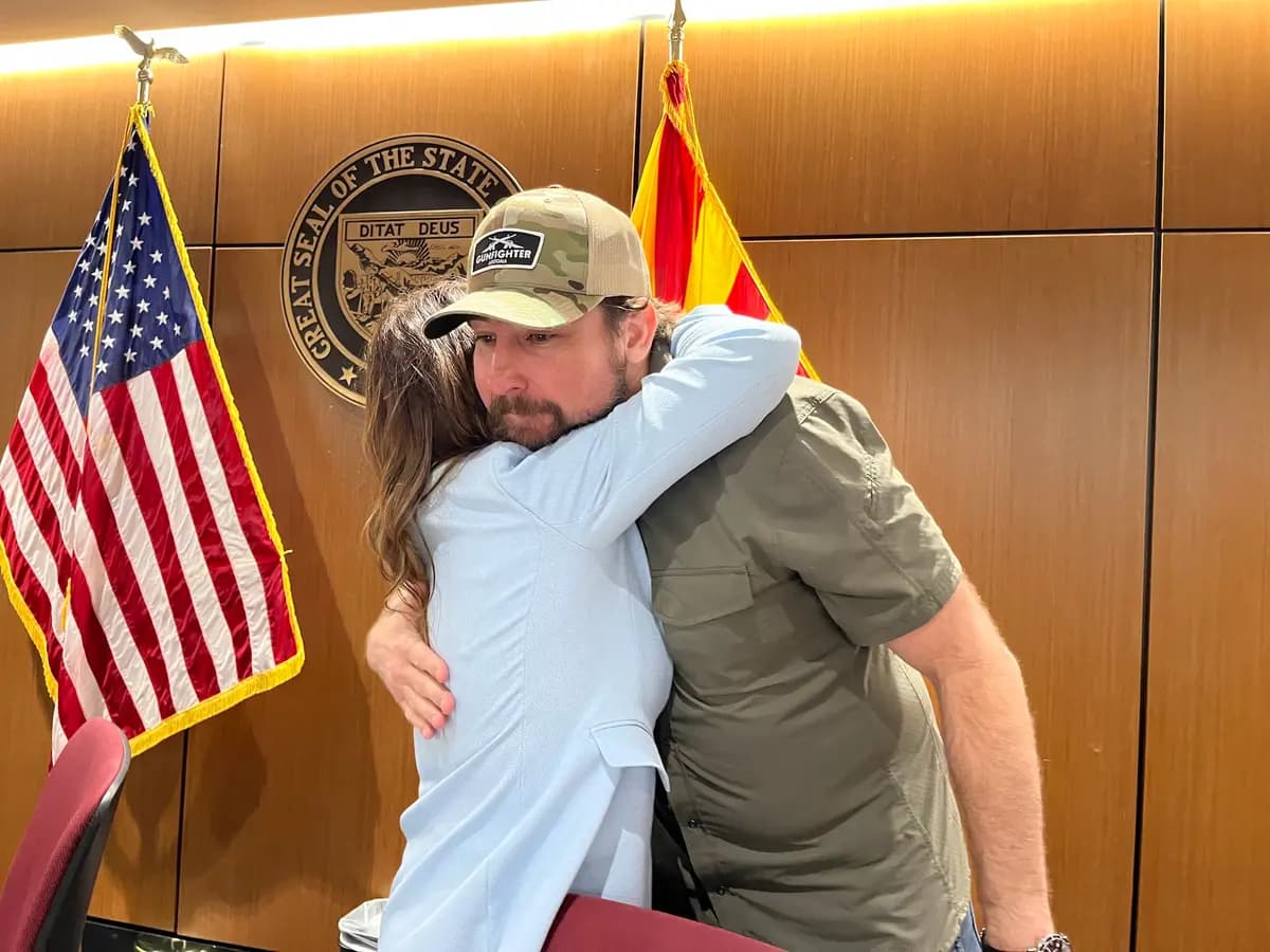El representante federal Eli Crane (R-Ariz.) recibe un abrazo de agradecimiento de Sara Carter, directora de la Oficina de Política Nacional de Control de Drogas, por su labor en apoyo de una política de seguridad fronteriza más estricta durante una mesa redonda en Phoenix, el 28 de mayo de 2026. (Allan Stein/The Epoch Times)