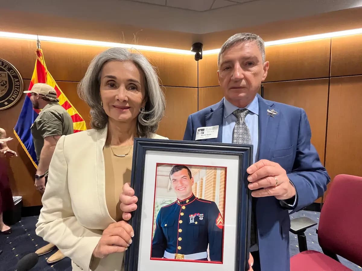 Los padres de la "Familia Ángel", Patricia y Doug Quets, sostienen una foto enmarcada de su hijo, Nicholas, quien fue asesinado por miembros de un cártel durante un robo de auto en México en 2024. (Allan Stein/The Epoch Times)