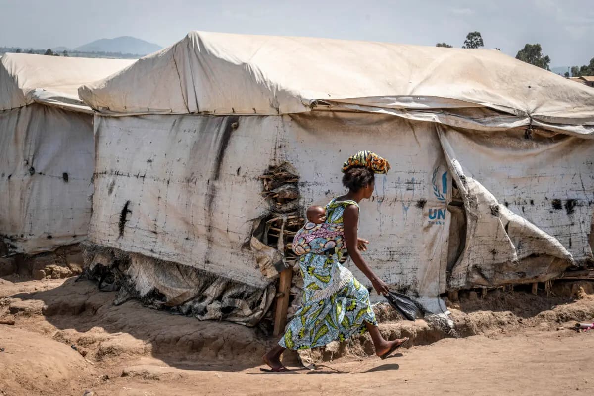 Una mujer desplazada camina por el campamento de Kigonze en Bunia, en el este del Congo, el 28 de mayo de 2026. (Glody Murhabazi/AFP vía Getty Images)