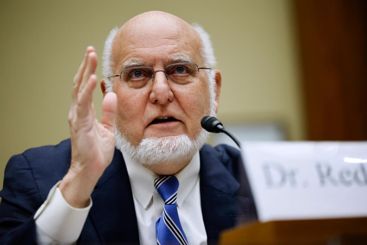 El Dr. Robert Redfield, exdirector de los Centros para el Control y la Prevención de Enfermedades (CDC), testifica ante el Congreso en el Capitolio, en Washington, el 8 de marzo de 2023. (Chip Somodevilla/Getty Images)