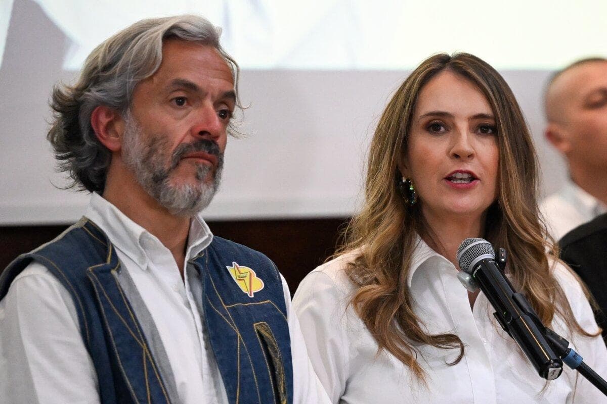 La candidata presidencial colombiana Paloma Valencia, del partido Centro Democrático, habla junto al candidato a la vicepresidencia Juan Daniel Oviedo tras la publicación de los resultados de las elecciones presidenciales en Bogotá el 31 de mayo de 2026. (Daniel MUNOZ/AFP)