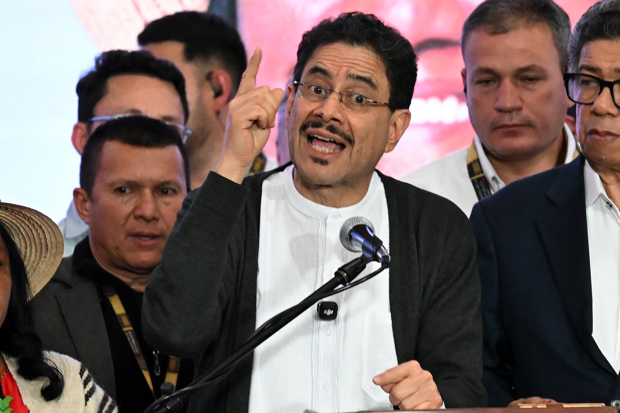 El candidato presidencial de Colombia por el partido gobernante Pacto Histórico, Iván Cepeda, habla tras conocerse los primeros resultados de las encuestas a pie de urna de las elecciones presidenciales en el Hotel Tequendama de Bogotá, el 31 de mayo de 2026. (Raúl ARBOLEDA / AFP vía Getty Images)