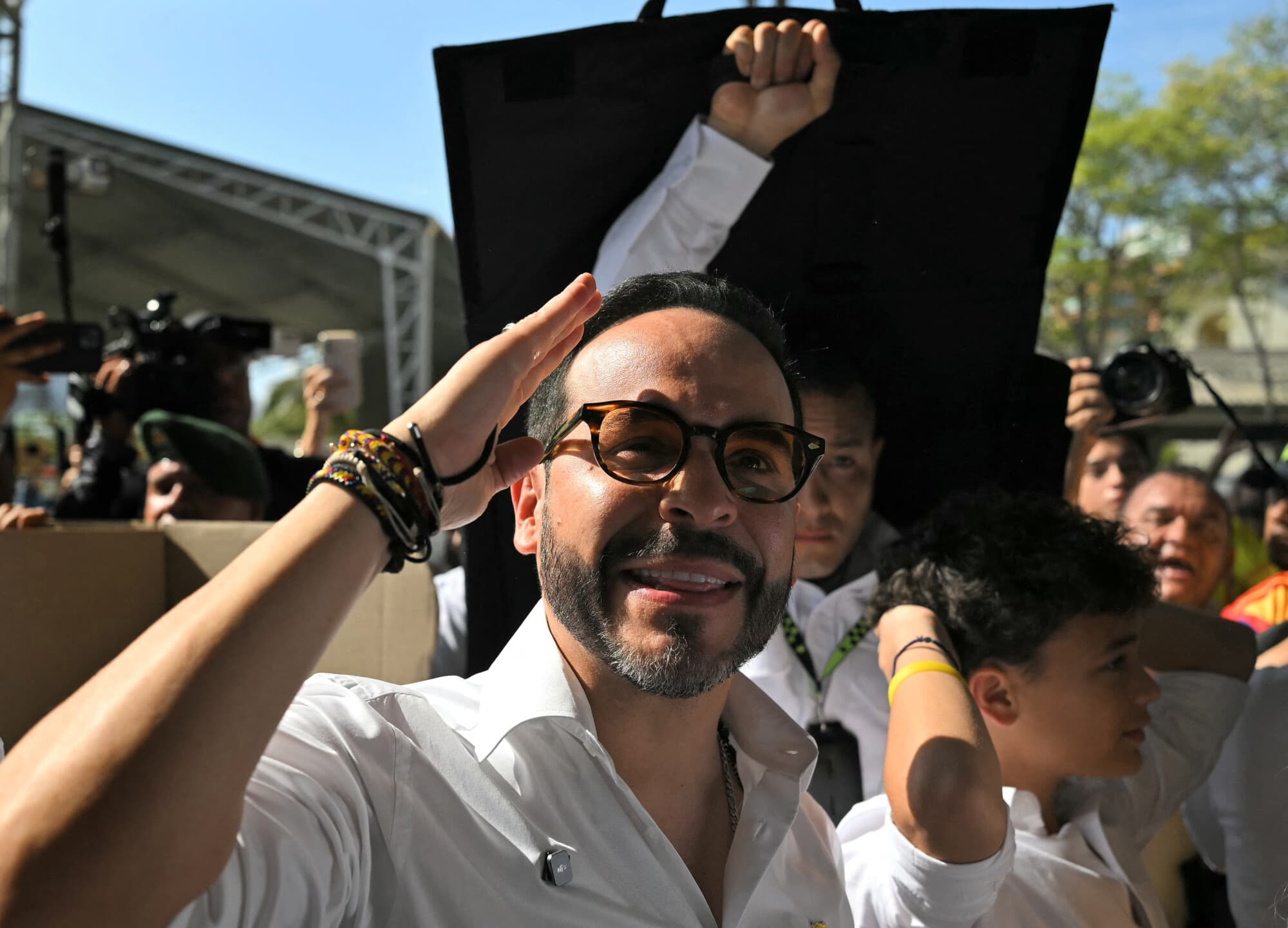 El candidato presidencial colombiano Abelardo de la Espriella, del movimiento "Salvadores de la Patria", saluda mientras vota en un colegio electoral durante las elecciones presidenciales celebradas en Barranquilla, Colombia, el 31 de mayo de 2026. (Rodrigo BUENDIA / AFP vía Getty Images)