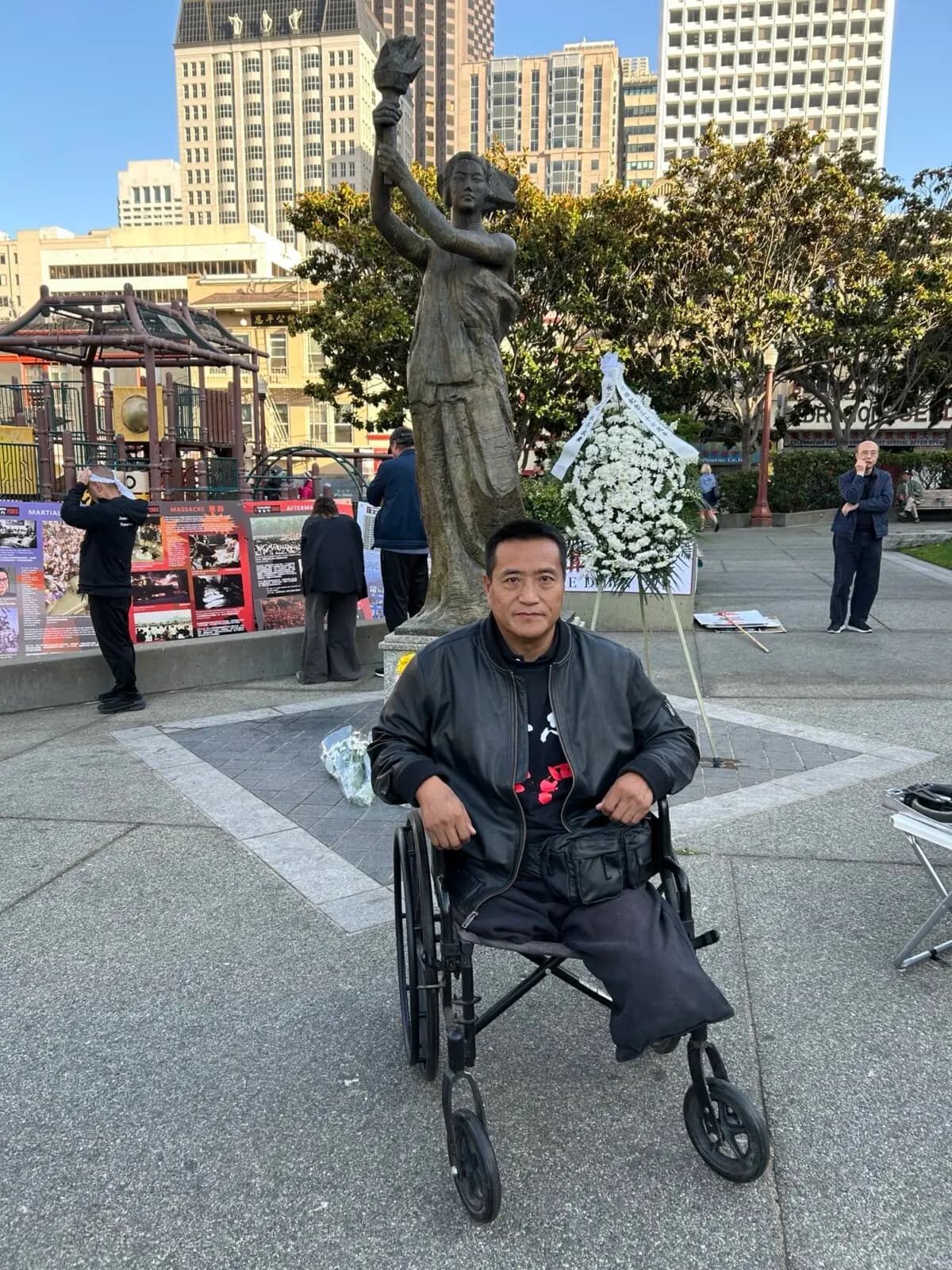 Fang Zheng, un activista prodemocrático cuyas piernas fueron aplastadas por un tanque militar chino durante la masacre de la Plaza de Tiananmen, asiste a la vigilia con velas en Portsmouth Square, en San Francisco, el 3 de junio de 2025. (Nathan Su/The Epoch Times)