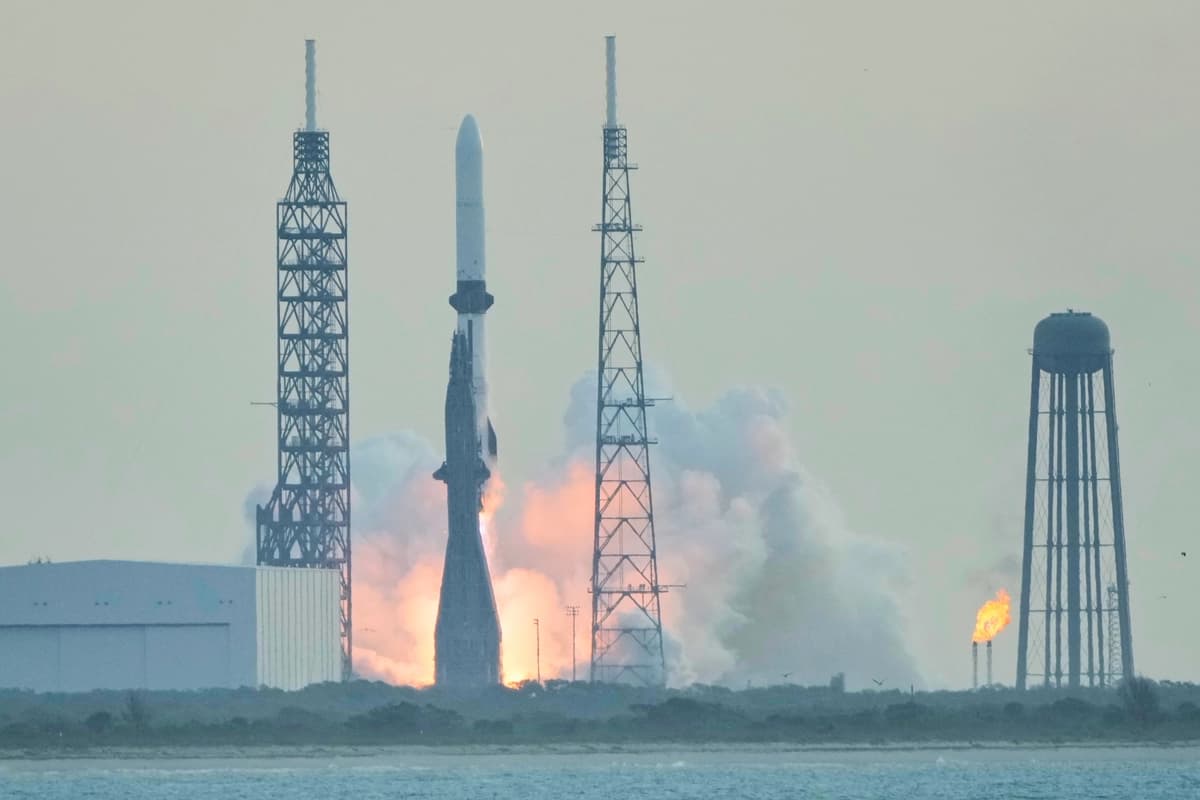 El cohete Blue Origin New Glenn despega del LC36 en la estación de la Fuerza Espacial de Cabo Cañaveral en Cabo Cañaveral, Florida, el 19 de abril de 2026. (Foto AP/John Raoux)