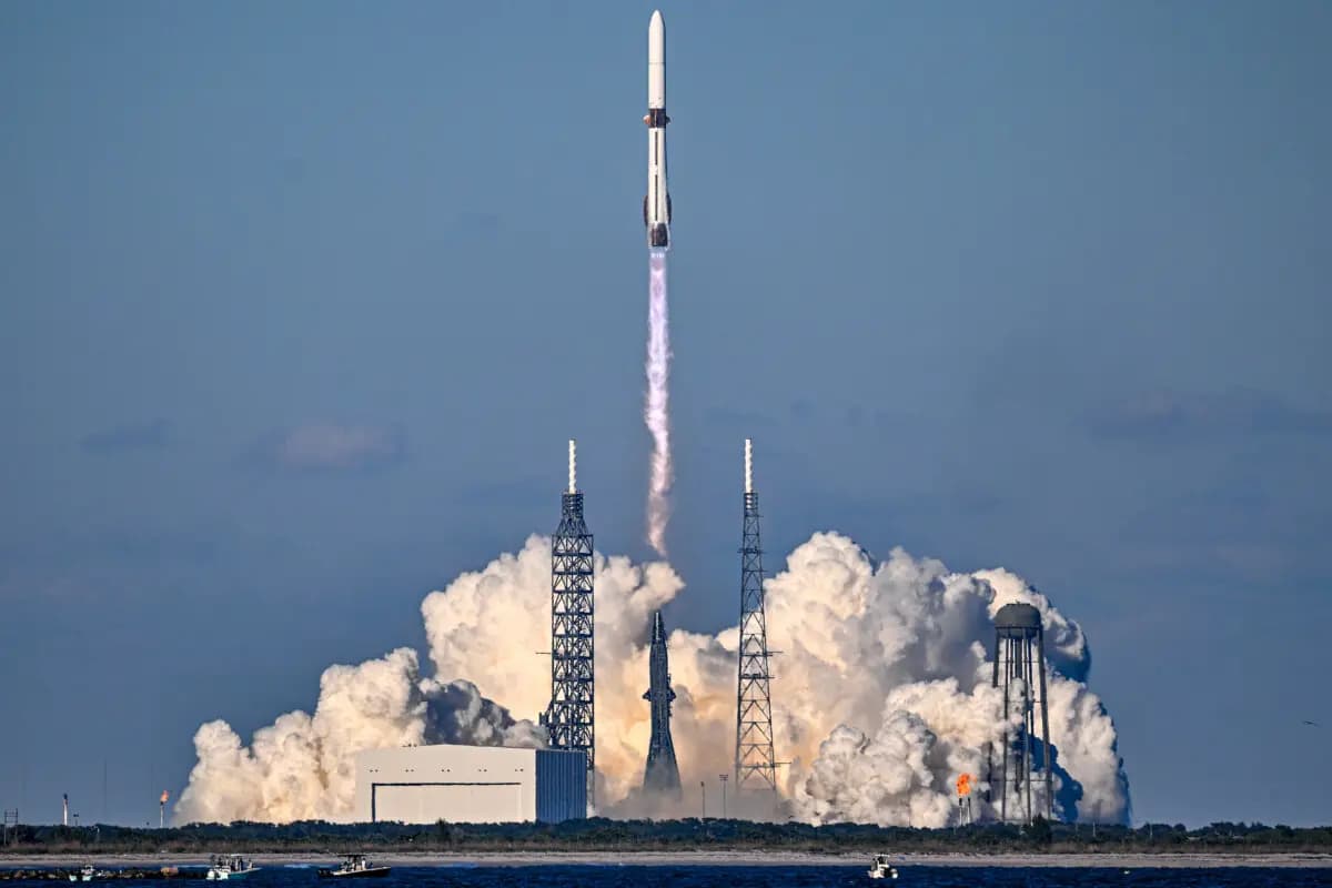 El cohete Blue Origin New Glenn despega en el Complejo de Lanzamiento 36 en su segundo intento de lanzamiento en la Estación de la Fuerza Espacial de Cabo Cañaveral en Cabo Cañaveral, Florida, el 13 de noviembre de 2025. La segunda misión de New Glenn, NG-2, envió la nave espacial gemela ESCAPADE de la NASA a Marte. Miguel J. (Rodríguez Carrillo/Getty Images)