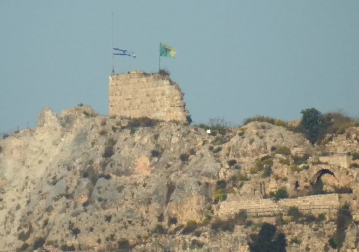 Una bandera israelí ondea en el castillo de Beaufort, vista desde Marjayoun, en el sur del Líbano, el 31 de mayo de 2026. (Reuters)