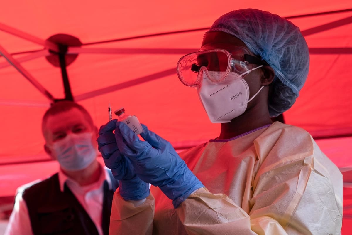 <em>Una enfermera prepara una vacuna durante un ensayo clínico de la vacuna contra el ébola en Kampala, Uganda, el 3 de febrero de 2025. (Badru Katumba/AFP vía Getty Images).</em>