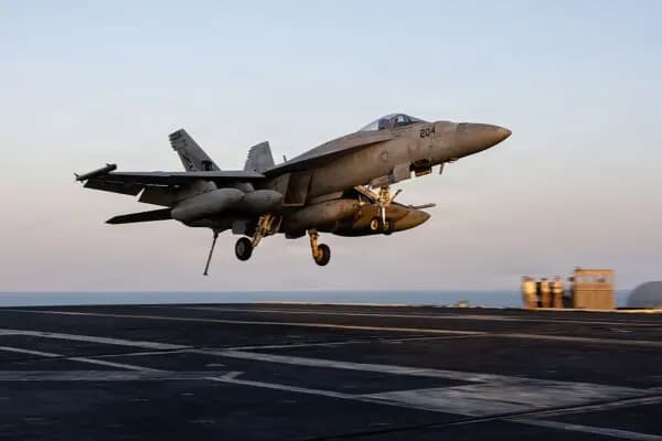 En esta imagen difundida por la Marina de los Estados Unidos, un F/A-18E Super Hornet, adscrito al Escuadrón de Cazas de Ataque (VFA) 14, se prepara para realizar un aterrizaje con frenado en la cubierta de vuelo del portaaviones de la clase Nimitz USS Abraham Lincoln (CVN 72) en apoyo de la Operación Epic Fury en el mar el 1 de marzo de 2026. (Marina de los Estados Unidos vía Getty Images)