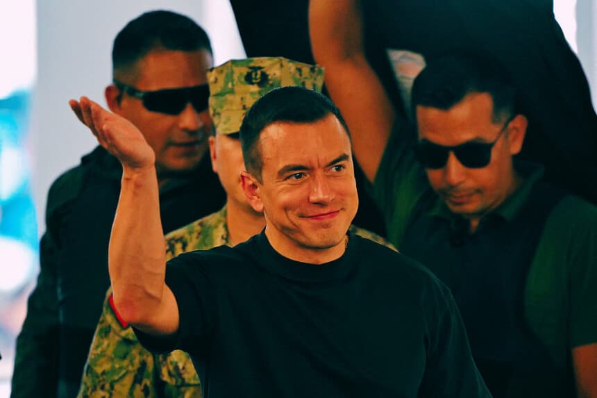 El presidente de Ecuador, Daniel Noboa, saluda a su llegada a una reunión con jubilados de los sectores de la salud y la educación en el salón de la Viceministra de Deportes, en Quito, el 20 de mayo de 2026. (Rodrigo BUENDIA / AFP vía Getty Images)