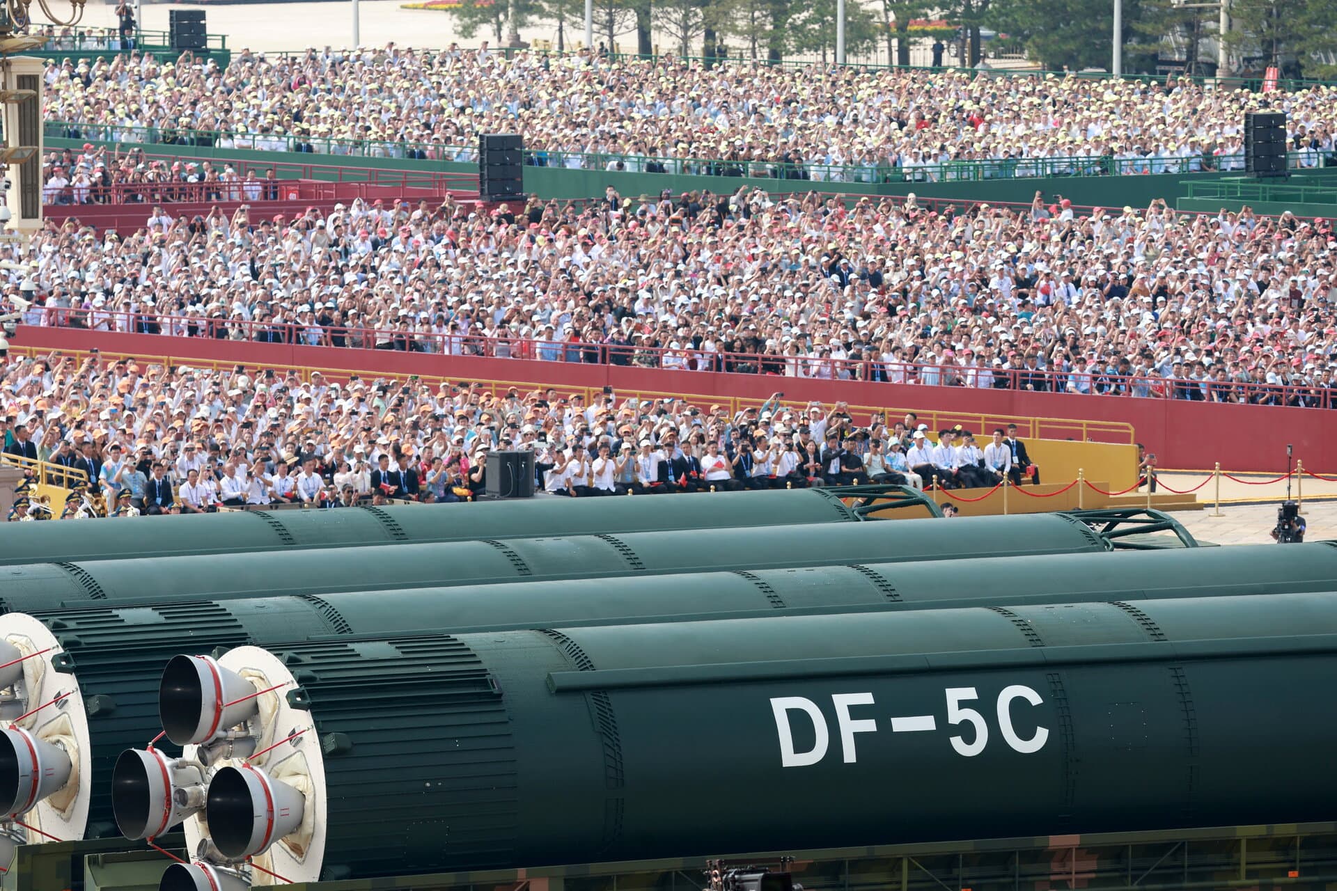 <em>China exhibió misiles balísticos intercontinentales DF-5C en un desfile en Pekín en septiembre de 2025. Un pilar fundamental de la doctrina china es su política de "no primer uso", lo que significa que sus fuerzas no iniciarían un intercambio nuclear. (China Daily vía REUTERS)</em>