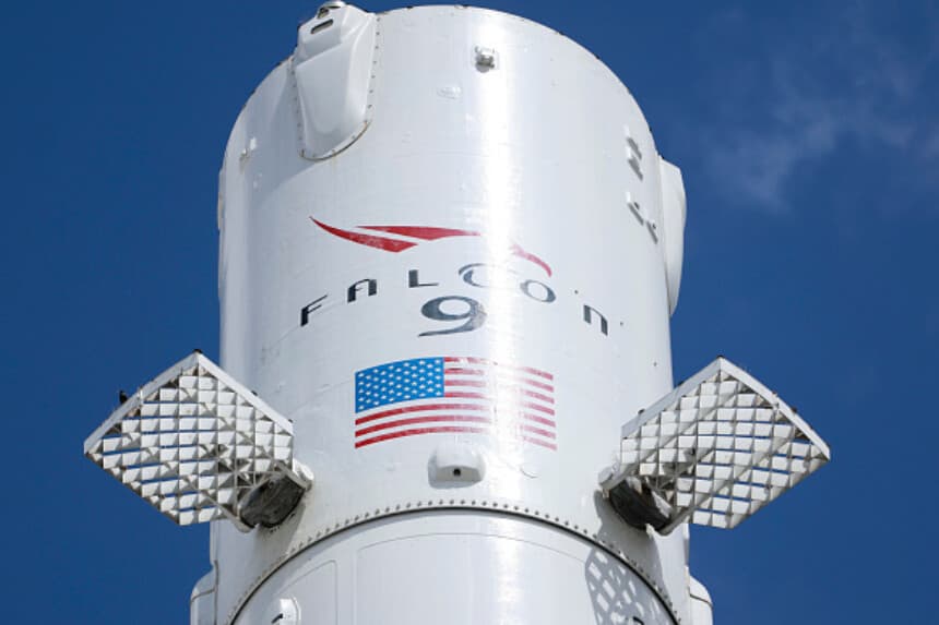 Un cohete Falcon 9 de SpaceX se exhibe el 2 de abril de 2026 en las instalaciones de la compañía en Hawthorne, California. SpaceX presentó confidencialmente su solicitud para una OPI. (Mario Tama/Getty Images).