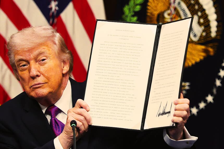 El presidente de EE. UU., Donald Trump, sostiene el Compromiso de Protección al Contribuyente tras firmarlo durante una mesa redonda en la Sala de Tratados Indios de la Casa Blanca el 4 de marzo de 2026 en Washington, D.C. (Win McNamee/Getty Images)