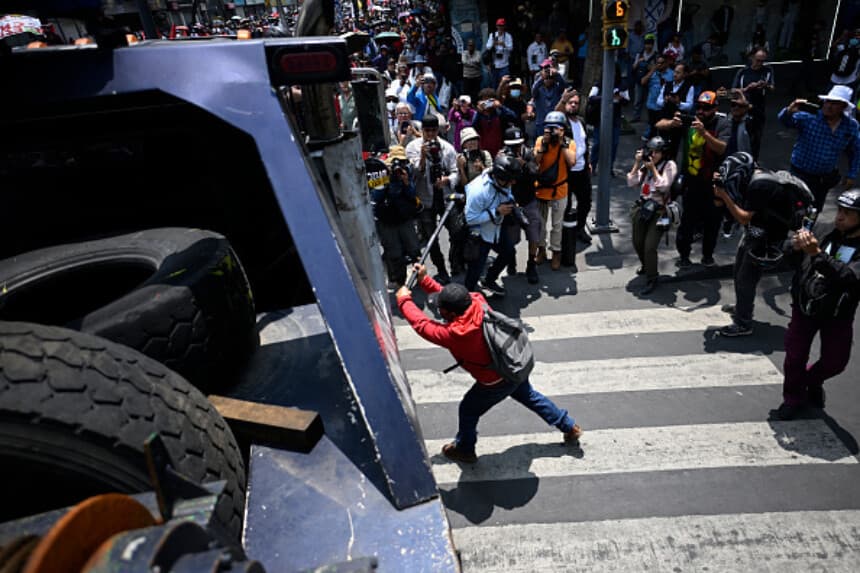Un manifestante golpea una grúa policial durante una protesta de maestros previa a la Copa Mundial de la FIFA 2026, en la Ciudad de México, el 1 de junio de 2026. (Alfredo ESTRELLA / AFP vía Getty Images).