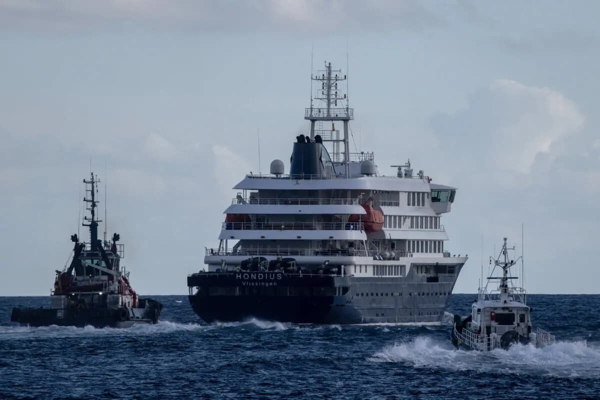 Buques del puerto acompañan al MV Hondius a su salida del puerto de Granadilla tras la evacuación de todos los pasajeros en Tenerife, en las Islas Canarias, España, el 11 de mayo de 2026. (Chris McGrath/Getty Images).