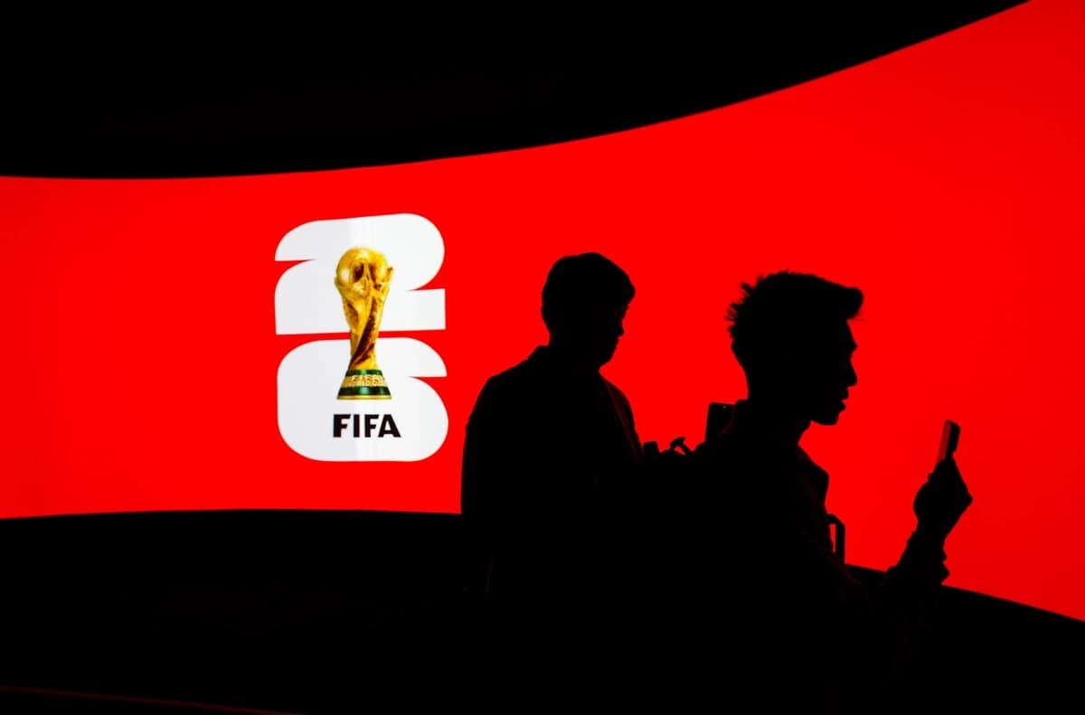 Varias personas se recortan contra una pantalla de vídeo durante la inauguración de la gira del trofeo de la Copa Mundial de la FIFA en Vancouver (Canadá), el 10 de abril de 2026. (The Canadian Press/Darryl Dyck)