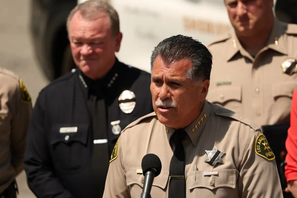 El sheriff del condado de Los Ángeles, Robert Luna, ofrece una conferencia de prensa luego de una explosión en el Centro de Capacitación Biscailuz del Departamento del Sheriff del Condado de Los Ángeles en el este de Los Ángeles, California, el 18 de julio de 2025. (Patrick T. Fallon/AFP vía Getty Images)