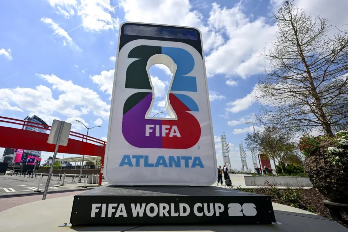 El logotipo de la Copa Mundial de la FIFA 2026 aparece en una conferencia de prensa de la selección nacional de fútbol belga, los Diablos Rojos, en Atlanta el 27 de marzo de 2026. El equipo se está preparando para el partido amistoso de mañana contra Estados Unidos en preparación para el Mundial de 2026. (Dirk Waem/BELGA MAG/Belga/AFP vía Getty Images)