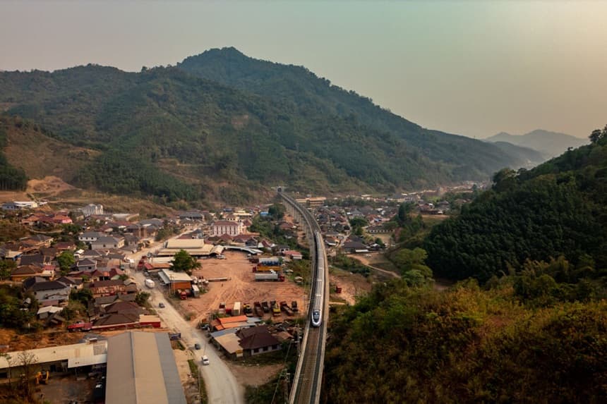 Un tren de la línea ferroviaria China-Laos llega a la Zona Económica Especial de Boten el 10 de abril de 2024 en Boten, Laos.(Lauren DeCicca/Getty Images)