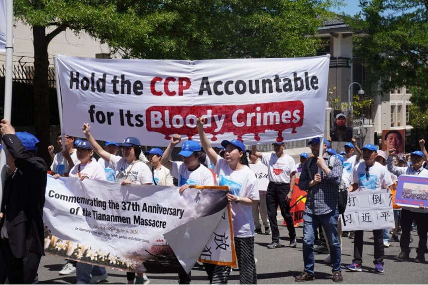 Disidentes chinos y activistas por la democracia se manifestaron frente a la Embajada de China en Washington para conmemorar el 37.º aniversario de la masacre de la Plaza de Tiananmén y exigir democracia en China, el 30 de mayo de 2026. (Li Chen/The Epoch Times).