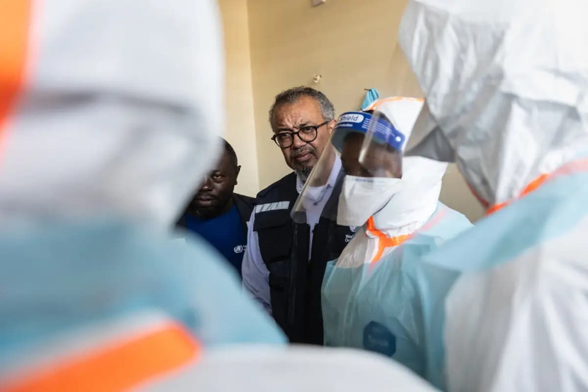 El director general de la Organización Mundial de la Salud, Tedros Adhanom Ghebreyesus, visita a los trabajadores sanitarios del Centro Médico Evangélico en Bunia, Congo, el 31 de mayo de 2026. (Foto: Moses Sawasawa/AP).