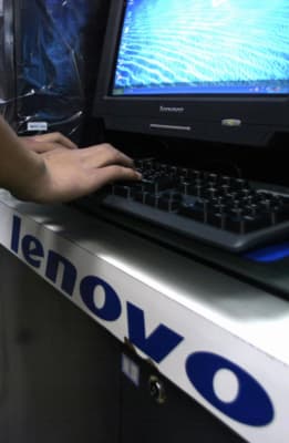 <em>Imagen de archivo. Un cliente prueba computadoras en una tienda de Lenovo, el mayor fabricante chino de computadoras personales, en Beijing, China, el 8 de diciembre de 2004. (Peter Parks / AFP vía Getty Images)</em>