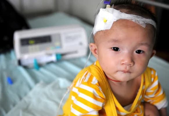 <em>Un bebé que padece cálculos renales tras ingerir leche en polvo contaminada recibe tratamiento intravenoso en el Hospital Infantil de Chengdu, en la provincia china de Sichuan, el 22 de septiembre de 2008. (China Photos/Getty Images)</em>