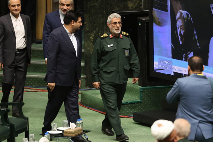 El jefe de las fuerzas Quds iraníes, el general Esmail Qaani, llega a la toma de posesión del nuevo presidente iraní en el Parlamento de Teherán, el 30 de julio de 2024. El reformista Masoud Pezeshkian juró como noveno presidente de Irán. (AFP vía Getty Images).