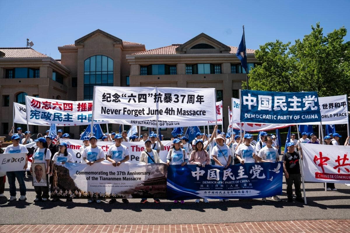 Activistas prodemocráticos participan en una protesta en conmemoración de la masacre de la plaza de Tiananmen de 1989 frente a la embajada china en Washington el 30 de mayo de 2026. (Madalina Kilroy/The Epoch Times)