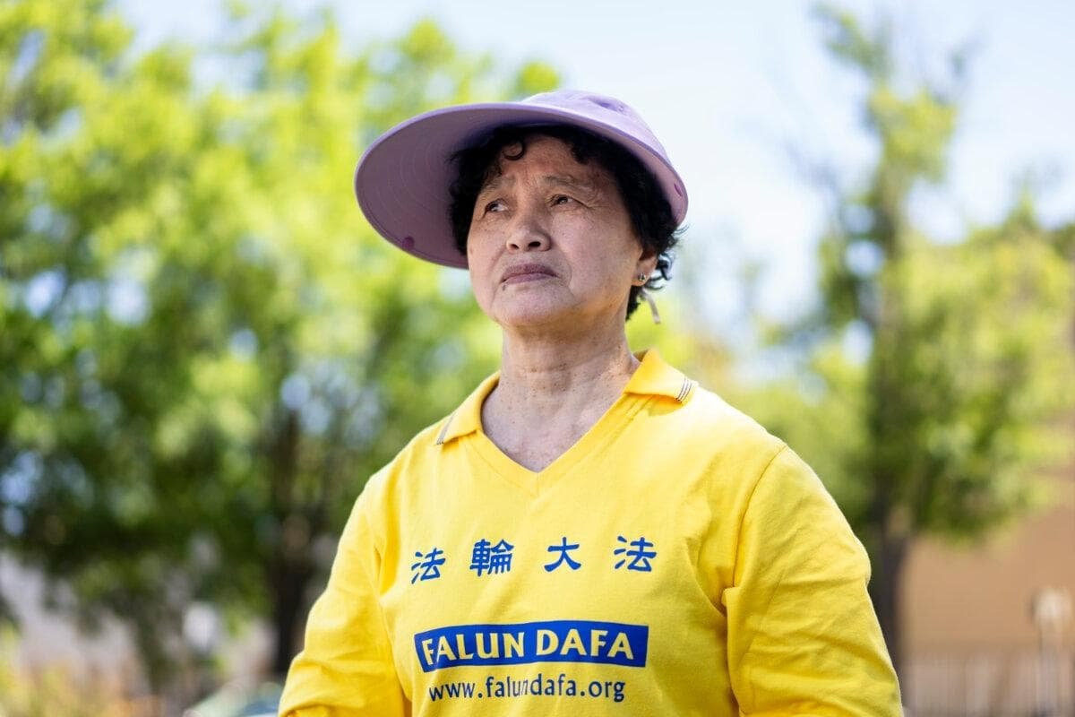 Tong Shuzhen frente a la embajada china en Washington el 30 de mayo de 2026. La hermana de Tong, Tong Shuying, lleva detenida desde abril en Wuhan, China, a causa de su fe. (Madalina Kilroy/The Epoch Times)
