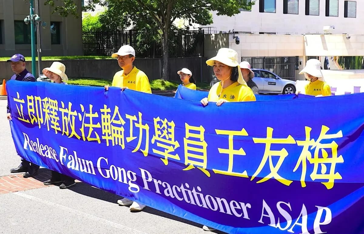 Los practicantes de Falun Gong se reúnen frente a la embajada china para llamar la atención sobre la difícil situación de su comunidad religiosa bajo la brutal persecución del régimen comunista en Washington, el 30 de mayo de 2026. (Sherry Dong/The Epoch Times)