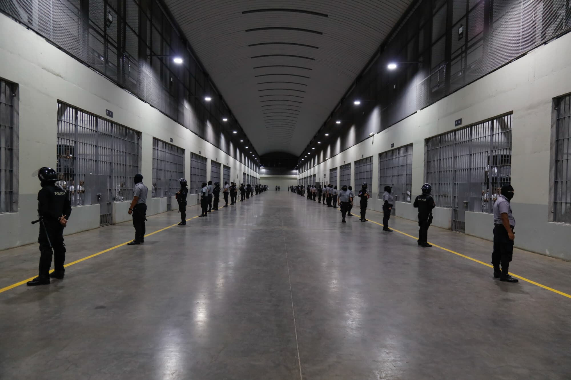 Agentes patrullan frente a las celdas del CECOT en Tecoluca el 6 de febrero de 2024 en San Vicente, El Salvador. (Alex Peña/Getty Images)