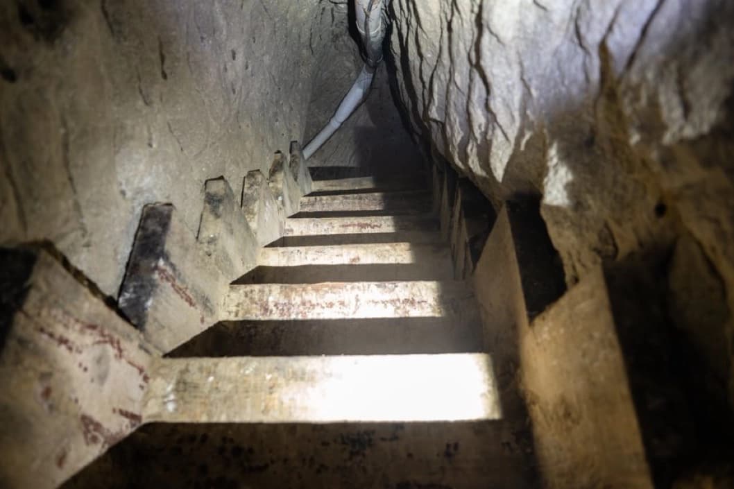 Investigadores federales descubrieron este sofisticado túnel en una tienda minorista en la ciudad fronteriza de Otay Mesa, California, y Tijuana, México. El pasadizo desciende 17 metros y tiene casi 610 metros de largo, con electricidad y ventilación. (Departamento de Justicia de los Estados Unidos).