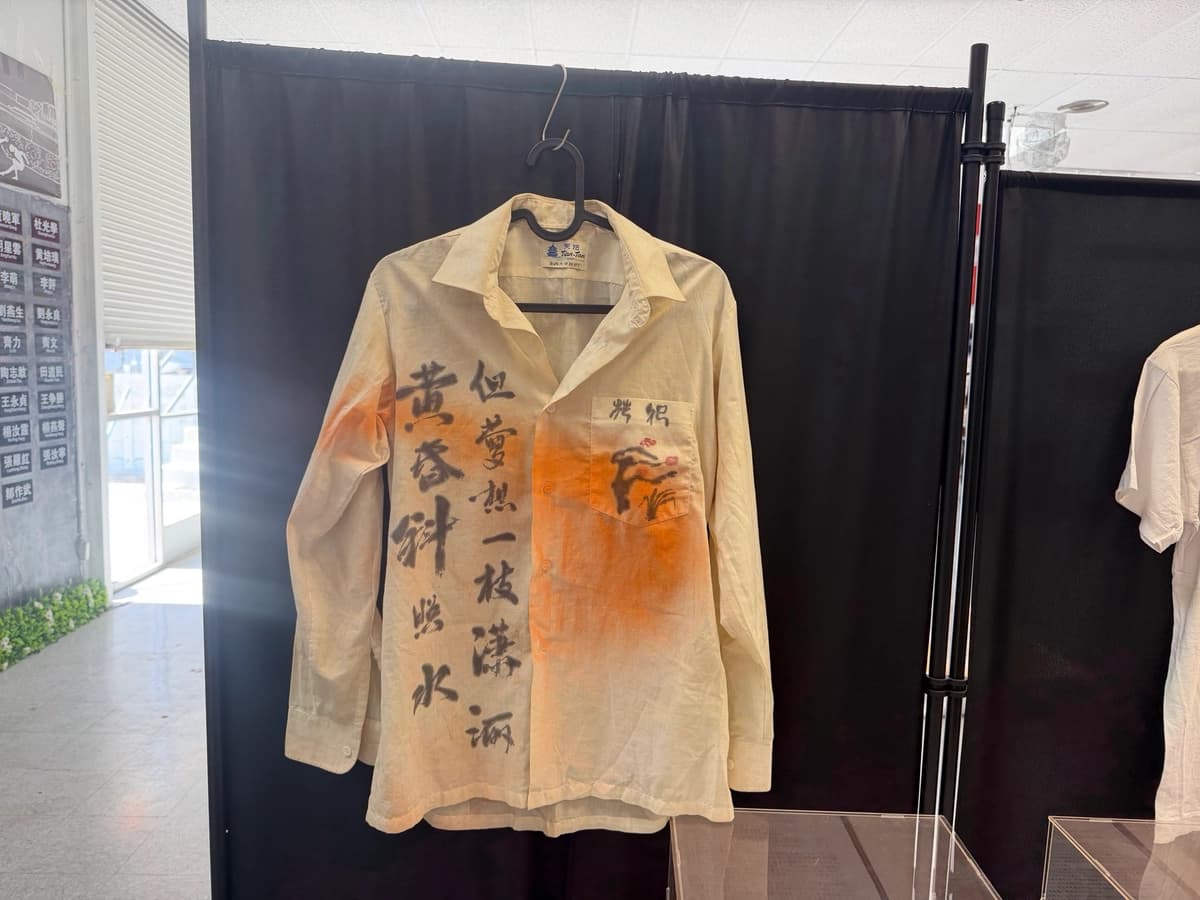 <em>El Museo Conmemorativo de la Masacre del 4 de Junio ​​fue vandalizado por intrusos en El Monte, California, el 31 de mayo de 2026, y sus exhibiciones fueron dañadas con pintura en aerosol. (Ma Shang'en/The Epoch Times).</em>