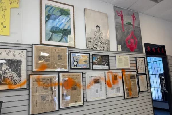 <em>Las exposiciones del Museo Conmemorativo de la Masacre del 4 de Junio ​​fueron vandalizadas por intrusos en El Monte, California, el 31 de mayo de 2026. (Ma Shang'en/The Epoch Times).</em>