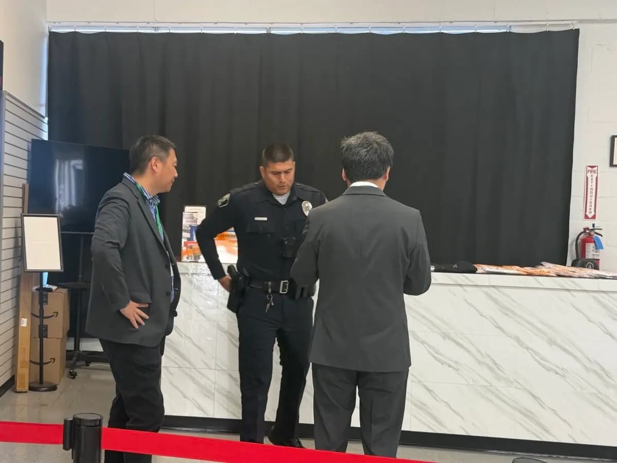 <em>El 31 de mayo de 2026, unos intrusos vandalizaron el Museo Conmemorativo de la Masacre del 4 de junio en El Monte, California. El director del museo, Wang Dan (izquierda), habla con los investigadores policiales. (Ma Shang'en/The Epoch Times).</em>