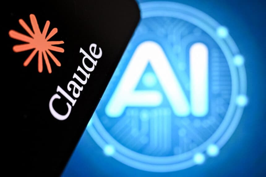 Una foto tomada el 7 de mayo de 2026 muestra las letras AI (Inteligencia Artificial) en la pantalla de una computadora portátil (R) junto al logotipo de la aplicación de chatbot Claude en la pantalla de un teléfono inteligente en Fráncfort del Meno, Alemania Occidental. (Kirill KUDRYAVTSEV / AFP vía Getty Images).