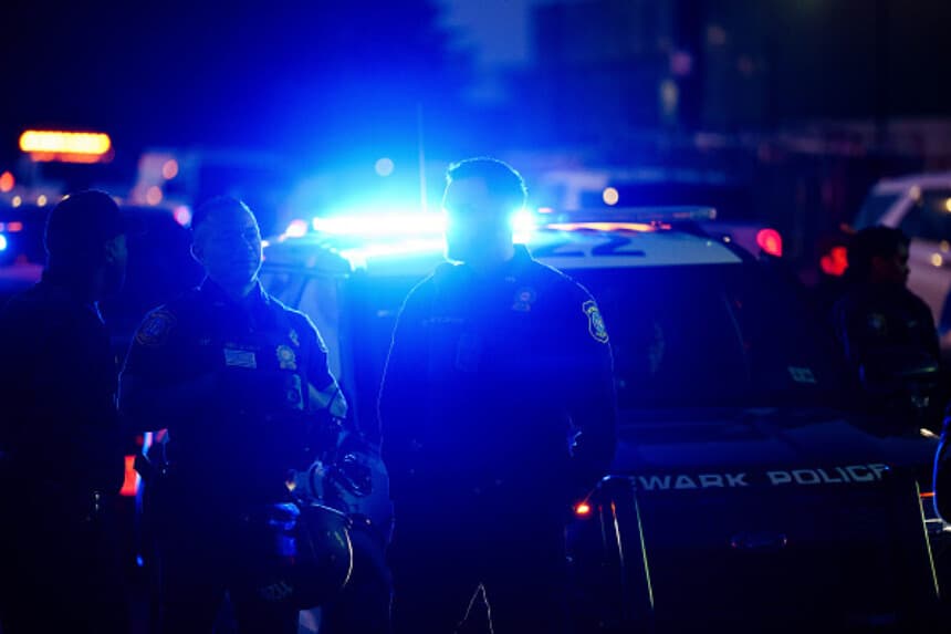 Agentes de la policía de Newark vigilan un control cerca del centro de detención de inmigrantes Delaney Hall, el 1 de junio de 2026, en Newark, Nueva Jersey, tras protestas y arrestos. (Adam Gray/Getty Images).