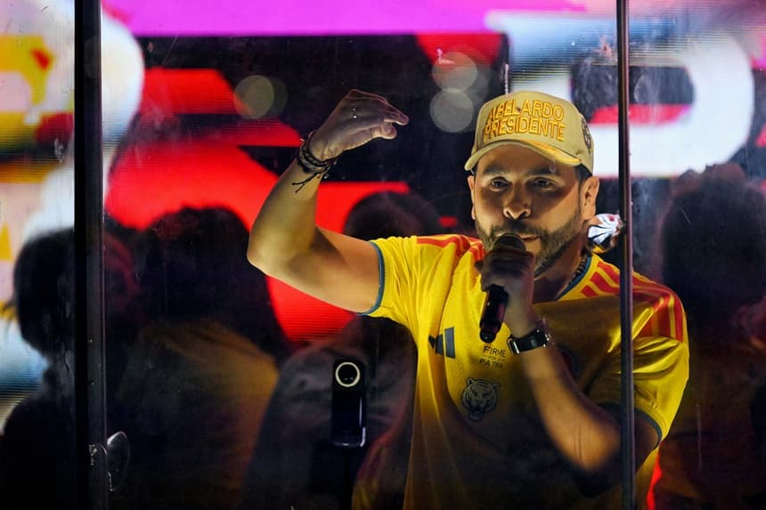 El candidato presidencial colombiano Abelardo de la Espriella, del movimiento Salvadores de la Patria, se dirige a sus seguidores tras un cristal antibalas tras el recuento rápido de votos de las elecciones presidenciales, Barranquilla, Colombia, el 31 de mayo de 2026. (Rodrigo BUENDIA / AFP vía Getty Images)
