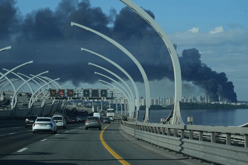 Una columna de humo se eleva tras un ataque con drones ucranianos en el puerto de San Petersburgo, Rusia, el 3 de junio de 2026. (Foto de AP)
