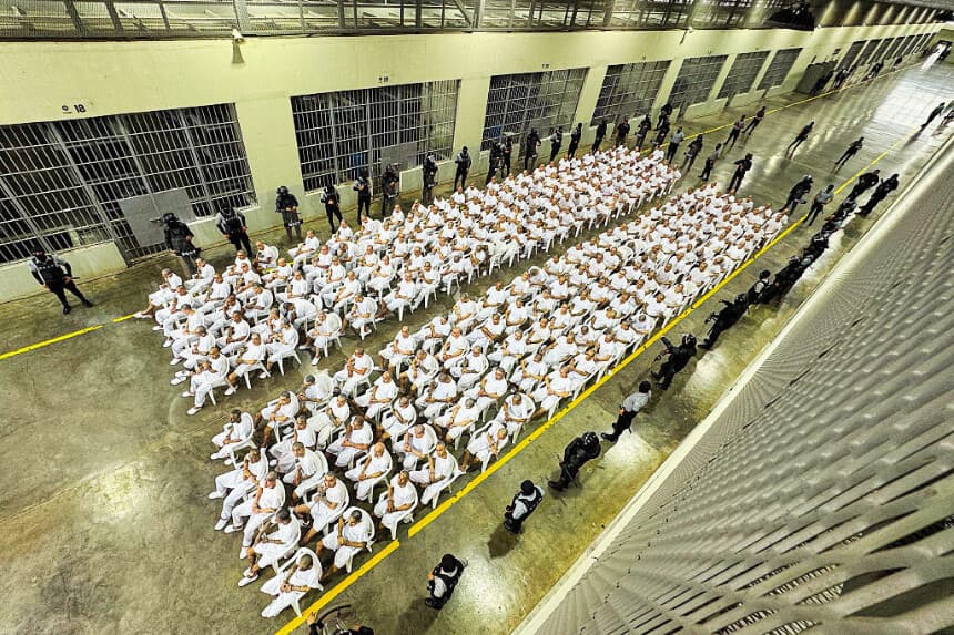 El Salvador condena a 254 pandilleros a 85 años de prisión en juicio masivo