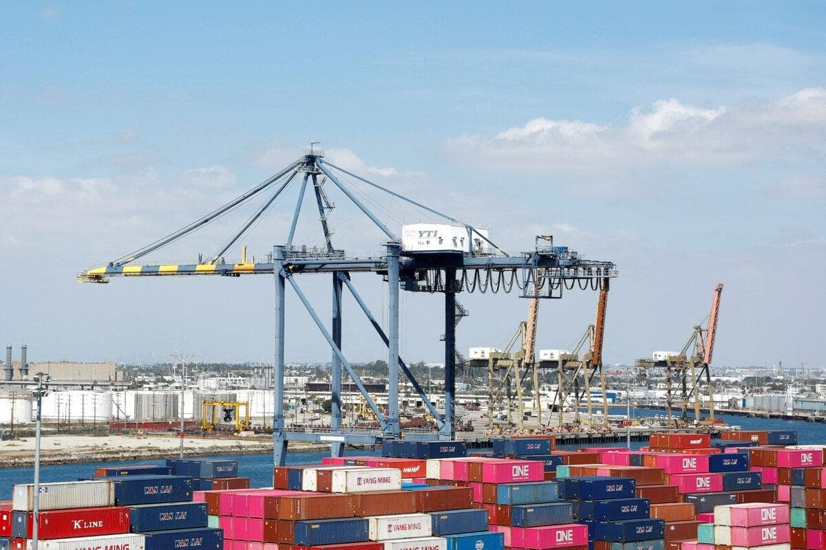 Contenedores de transporte apilados en una terminal del puerto de Los Ángeles, en Long Beach (California), el 10 de marzo de 2026. (Caroline Brehman/Reuters)