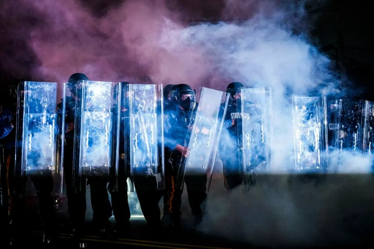 La Policía Estatal de Nueva Jersey utiliza gas lacrimógeno para desalojar a los manifestantes del exterior del centro federal de inmigración de Delaney Hall, en Newark, donde el ICE aloja a inmigrantes detenidos, el 29 de mayo de 2026. (Adam Gray/Getty Images)
