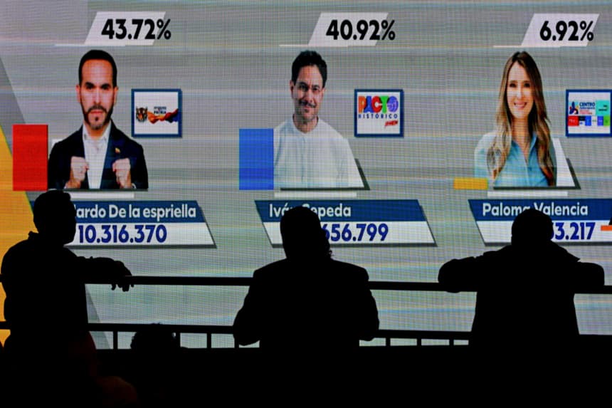 Una pantalla muestra los primeros resultados a pie de urna en el búnker del candidato presidencial colombiano del partido oficialista Pacto Histórico, Iván Cepeda, durante la elección presidencial en el Hotel Tequendama de Bogotá, el 31 de mayo de 2026. (Raul ARBOLEDA / AFP vía Getty Images)