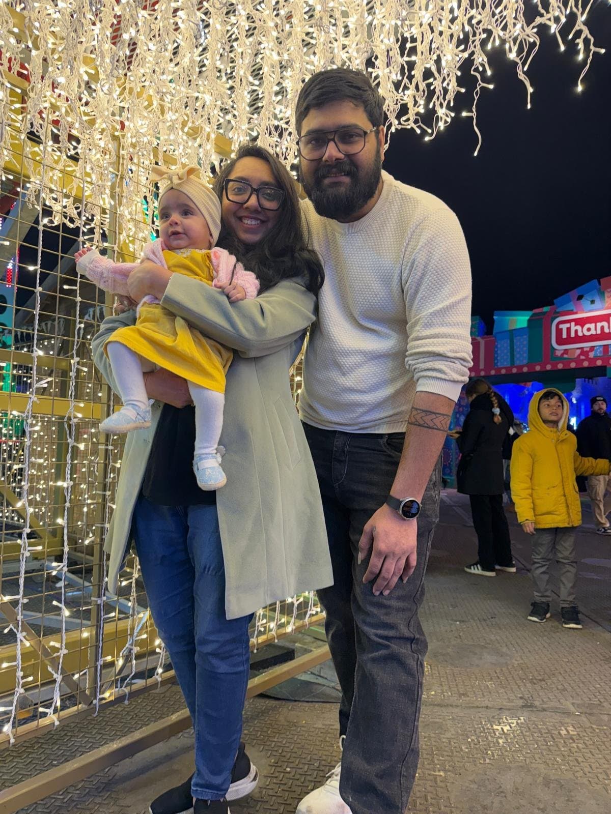 Rushabh con su pequeña Vrumi y su mujer Mili Patel (GoFundMe)