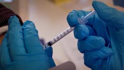 Vacunas contra el COVID-19 podrían estar causando cáncer, alertan expertos