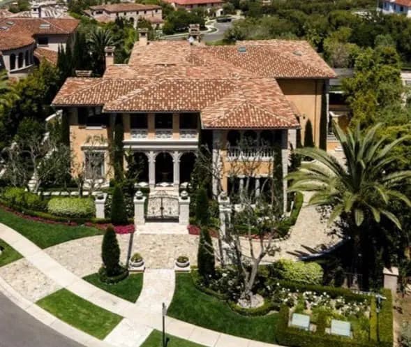 Jamshid Ghomi, de Newport Coast, California, está acusado de utilizar el dinero que ganó con la venta ilegal de tecnología iraní para pagar una mansión costera de USD 35 millones. (Departamento de Justicia de EE. UU.)