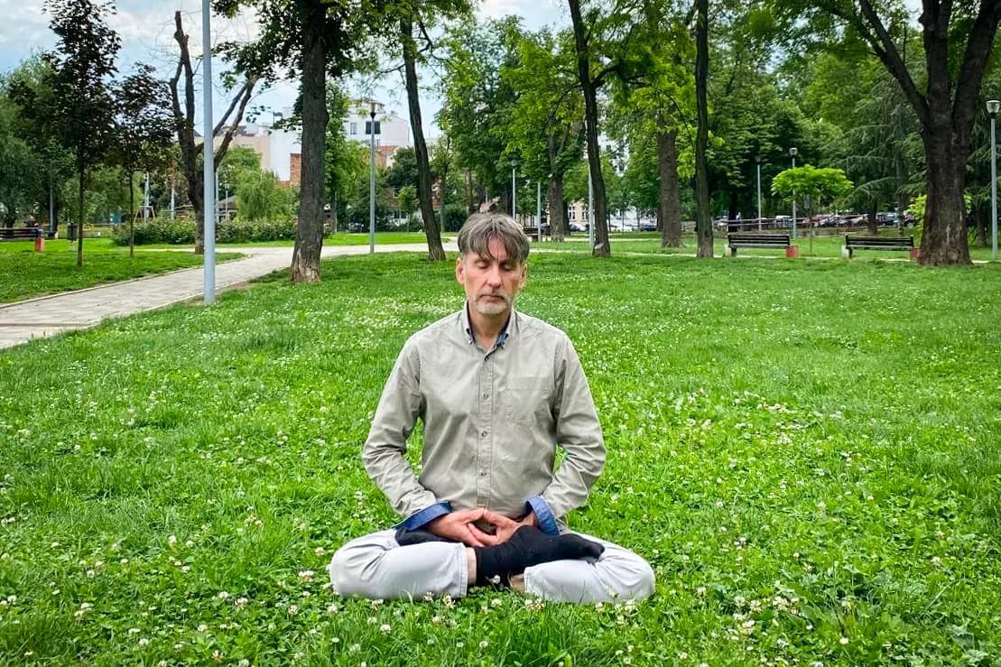 <em>Dejan Markovic, practicante de Falun Gong, medita en Belgrado, Serbia, el 9 de mayo de 2024. (Cortesía de Dejan Markovic)</em>