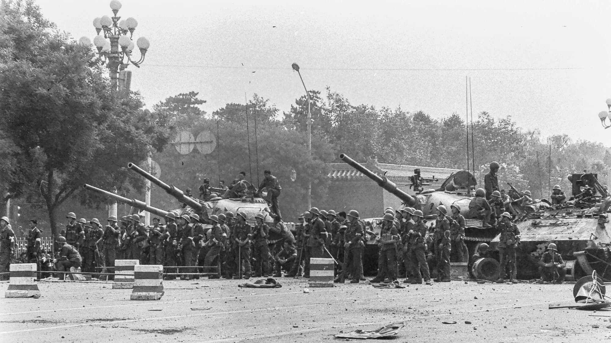 Los tanques se encuentran en posición ofensiva antes de la masacre de la plaza de Tiananmen en Beijing en 1989.